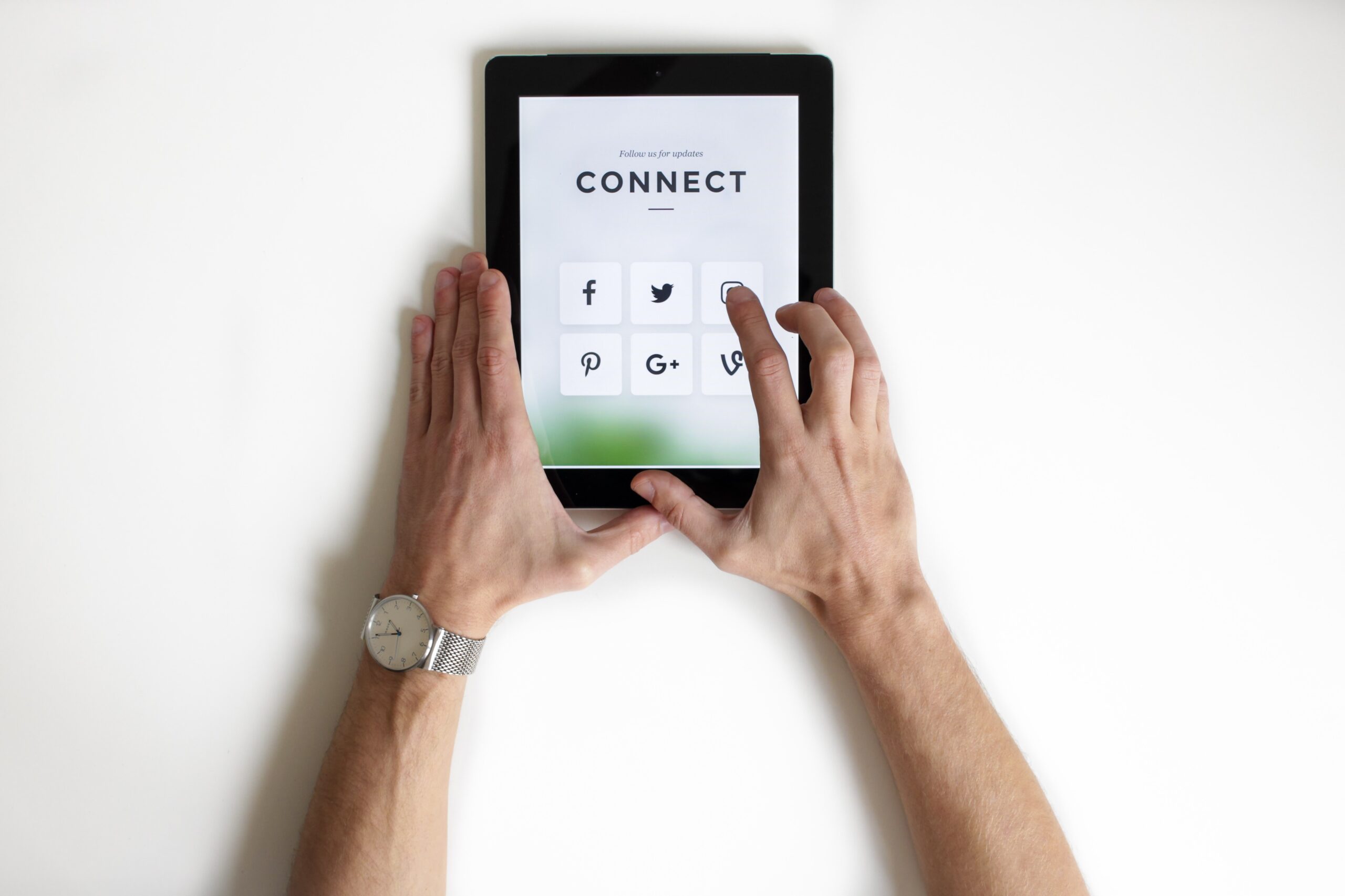 nordwood-themes-yyMJNPgQ-X8-unsplash Social media connection